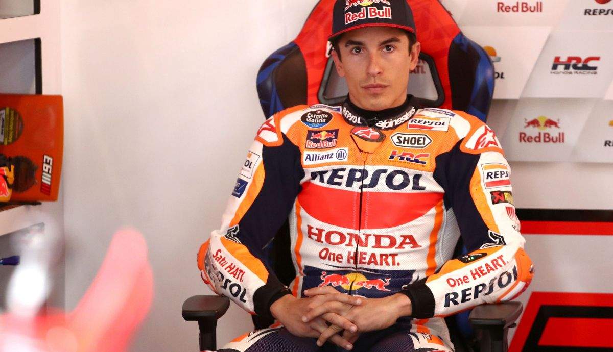 Marc Márquez esperando en su box en Portimao