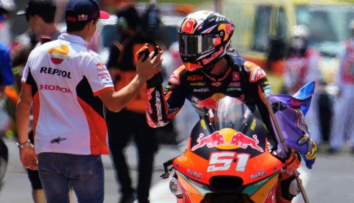 Marc Márquez felicita a Pedro Acosta nada más quitarle su récord histórico