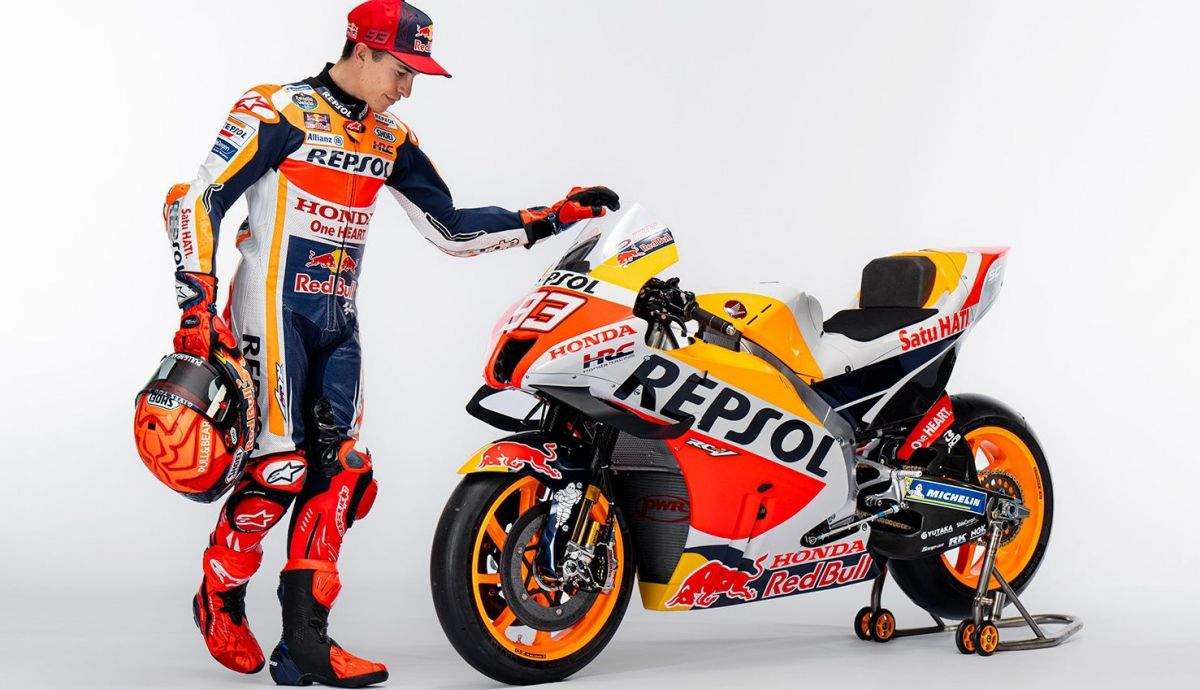 Marc Márquez junto a la Honda RC213V del Repsol que llevará en MotoGP 2022