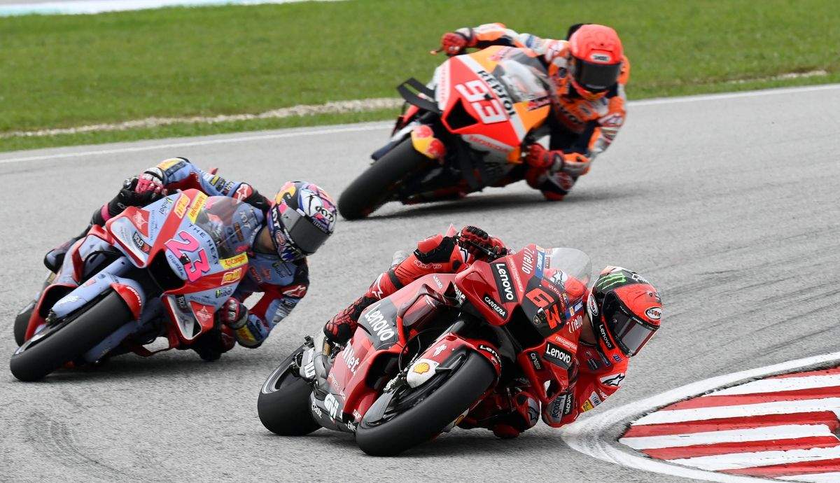 Marc Márquez persiguiendo a Pecco Bagnaia y Enea Bastianini
