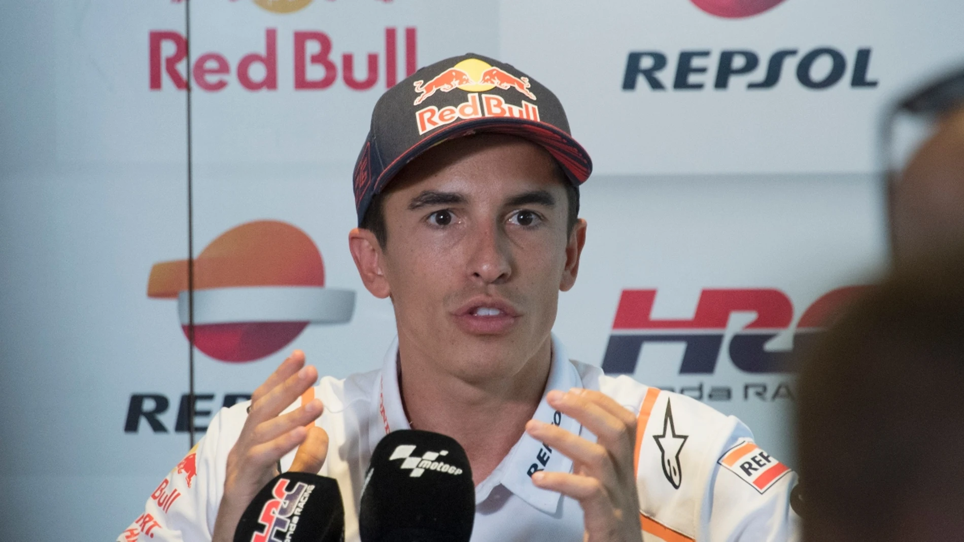 Ha vuelto a pasar: Márquez, en el centro de la polémica por seguir la rueda de un piloto