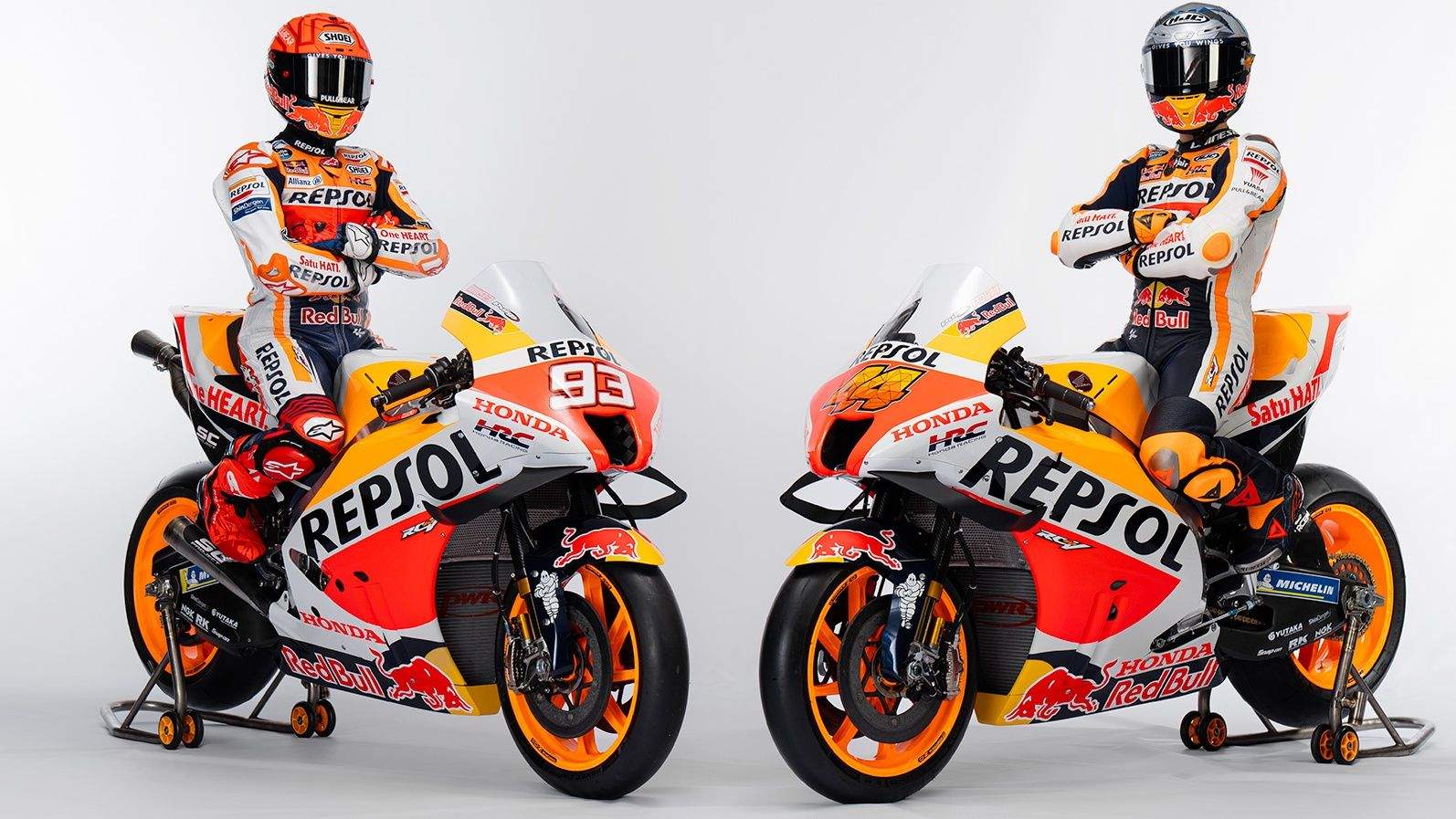 Marc Márquez y Pol Espargaró sobre la Honda RC213V del Repsol que llevarán en MotoGP 2022
