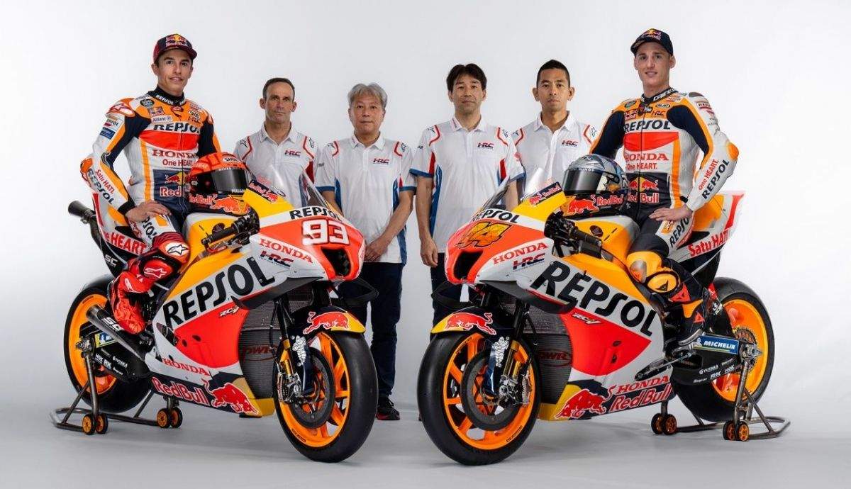 Marc Márquez y Pol Espargaró sobre la Honda RC213V para MotoGP 2022 junto a la plana mayor de HRC