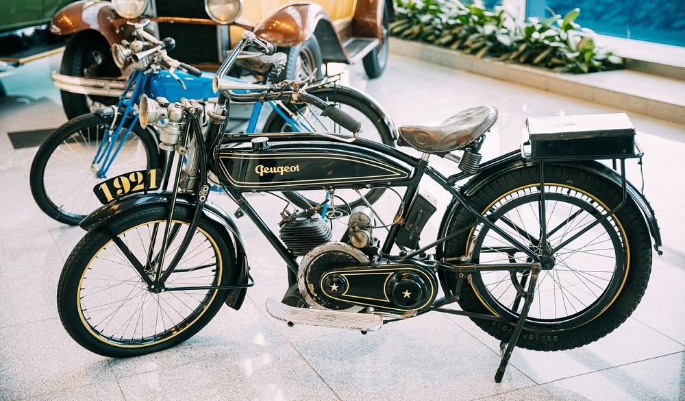 Entre las marcas de motos pioneras, destaca la francesa Peugeot. Fuente: iStock/bruev