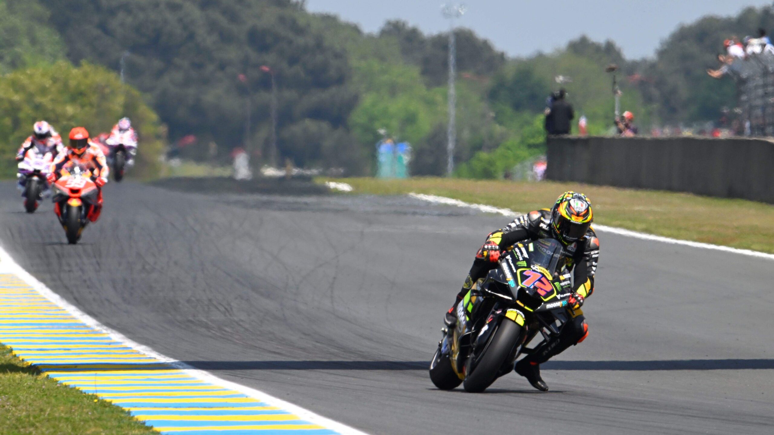 Marco Bezzecchi se escapa rumbo a la victoria en Le Mans