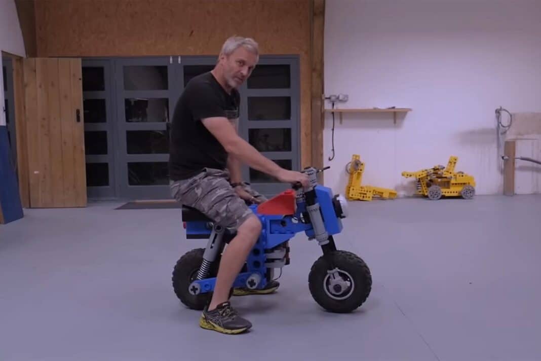 Si no tienes dinero para una Honda Monkey siempre puedes hacerla de LEGO
