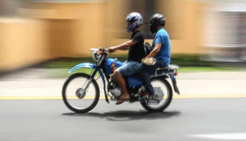 Asociación de motociclistas rechaza propuesta que prohíbe a 2 personas en  una misma moto