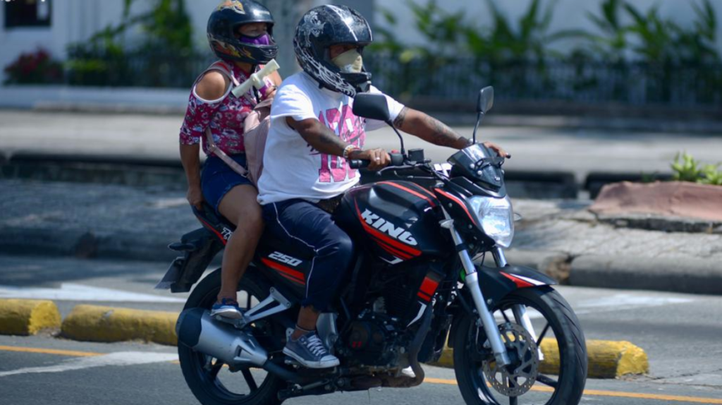 Dos personas en moto no podrán circular en Guayaquil