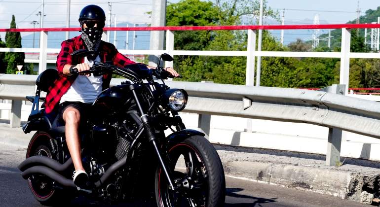 Consejos para no pasar calor en la moto y seguir circulando con seguridad