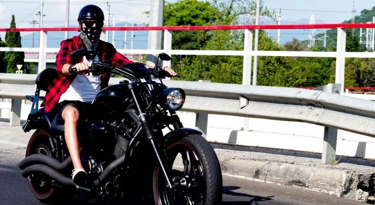 Consejos para no pasar calor en la moto y seguir circulando con seguridad