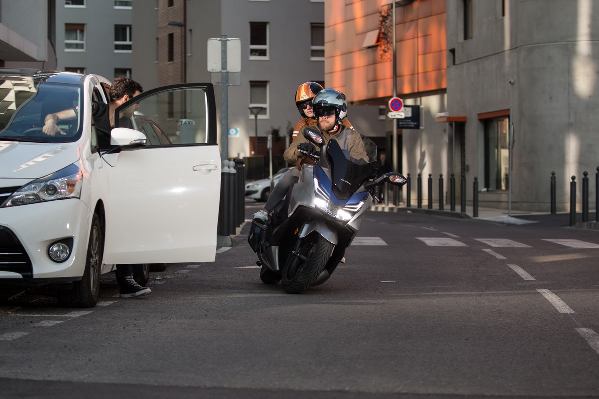 moto-maniobra-frenada-puerta-abierta-coche