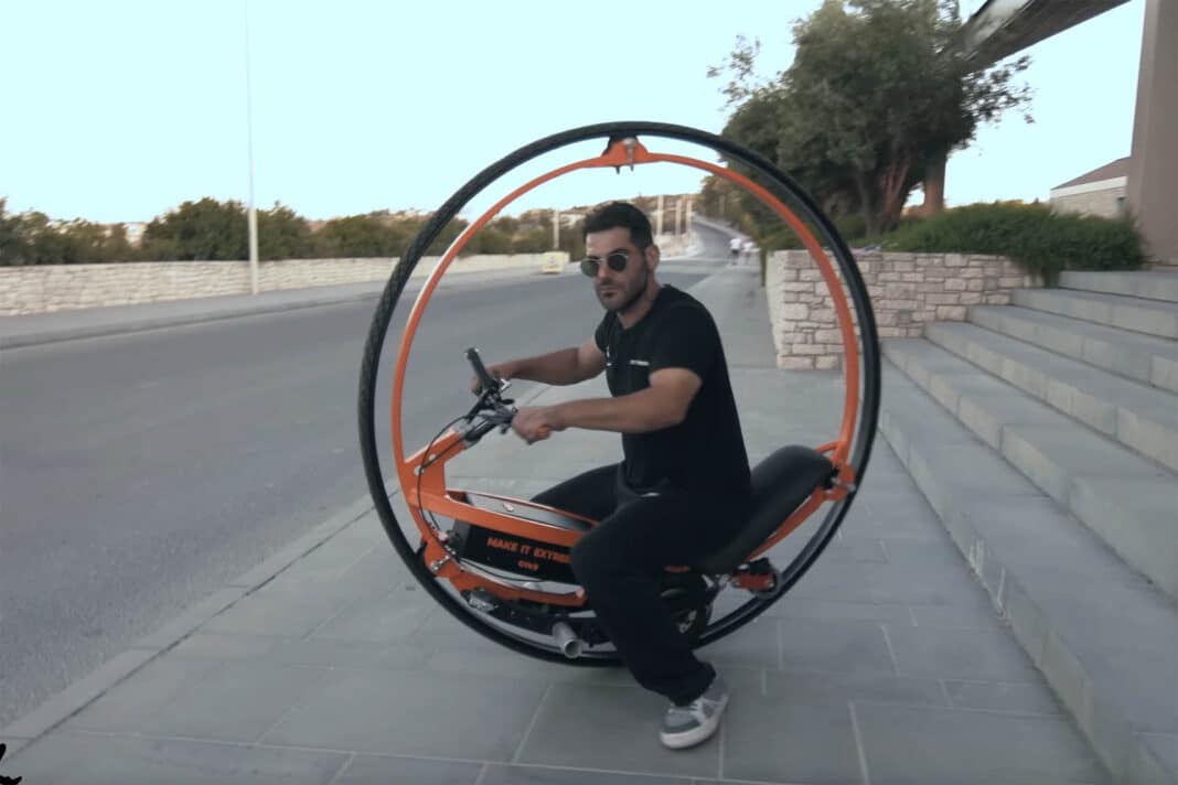 ¿Para qué necesitas dos ruedas si puedes tener una moto de una rueda?