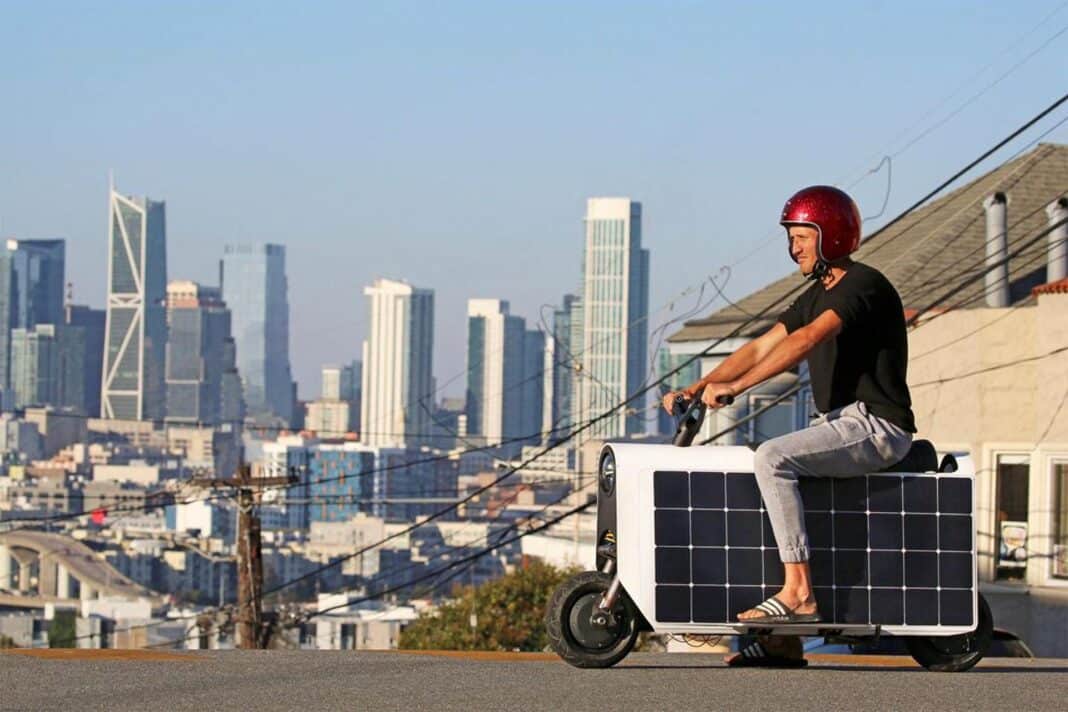 Este scooter utiliza la energía solar para llegar más lejos ¡con los paneles que lleva instalados!