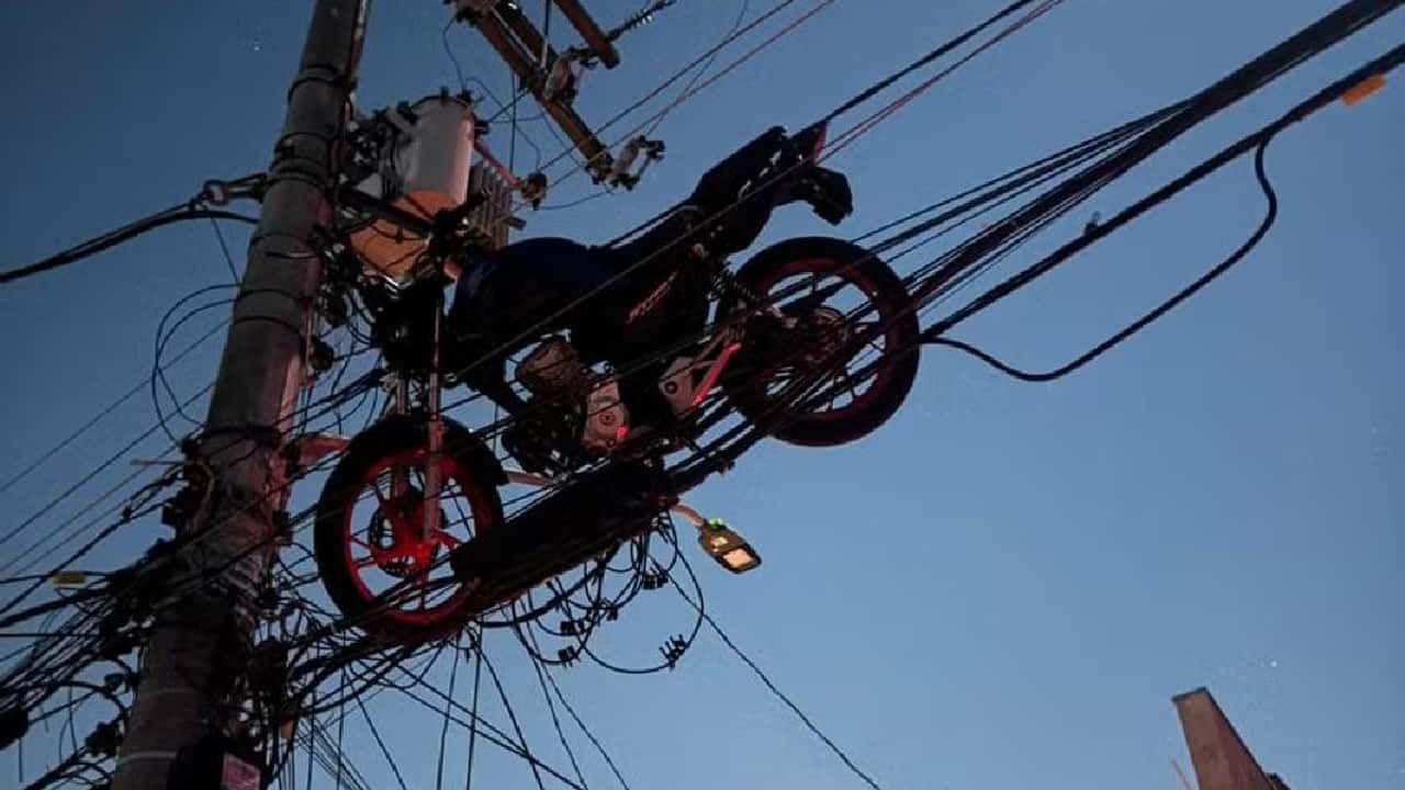 Motocicleta en un poste de teléfono