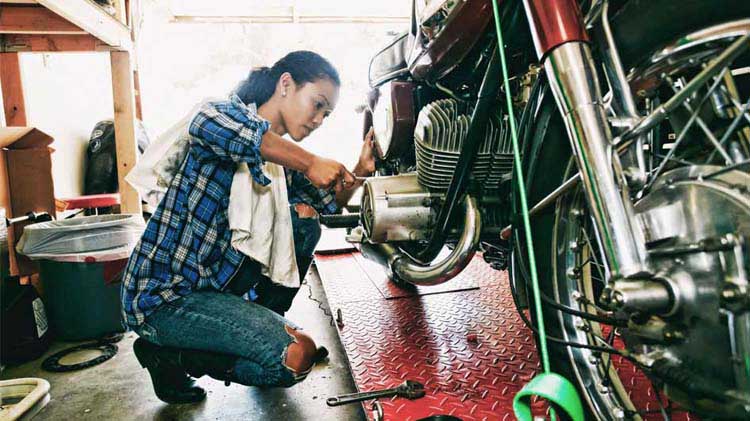 Mantenimiento de la motocicleta: lista de comprobación para la primavera - State Farm®