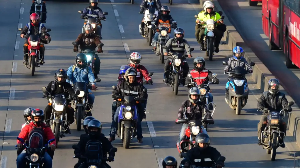 "Espejos, catadióptricos y más...": ¡Confirman nuevas normativas para motos en Colombia!
