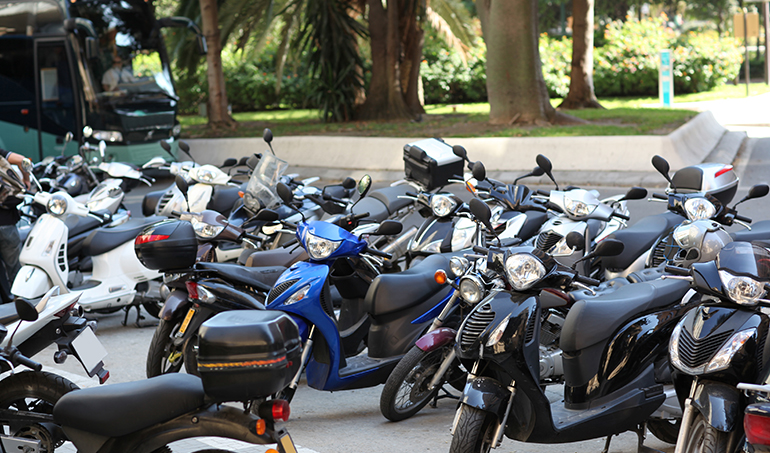 Más parkings para motoristas! Firma para que no tiren tu moto al suelo