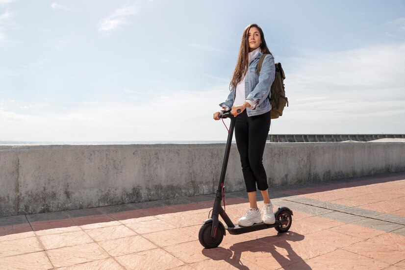 mujer-joven-utilizar-scooter-aire-libre-23-2148959867