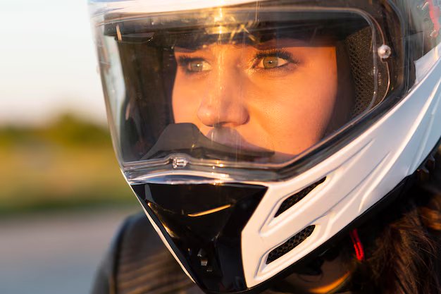 mujer-montando-su-motocicleta-casco-23-2148685261