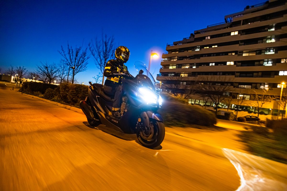 Si conduces tu moto de noche, no puedes perderte estos consejos -  Canariasenmoto.com