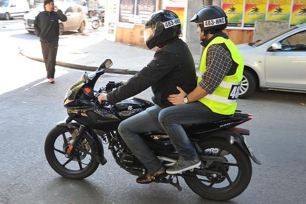 Chalecos y patente, los cambios para circular en moto en todo el país