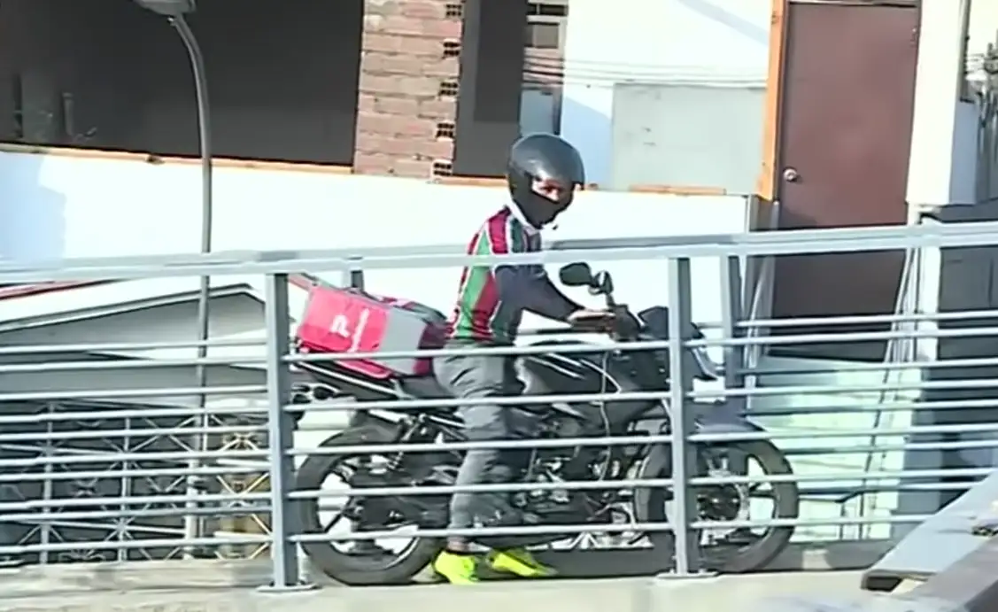 Santa Anita: motociclistas usan puente peatonal y...