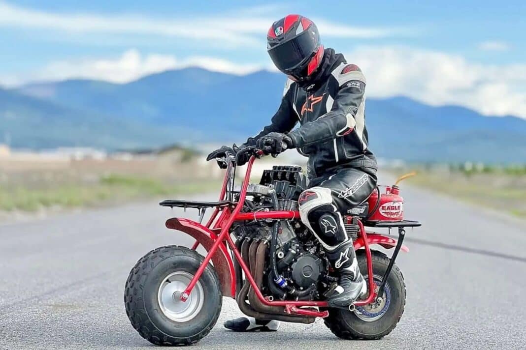 Hemos visto todo tipo de cambios de motor extraños y aparentemente inútiles. Desde un Citicar intercambiado por Hayabusa hasta un Ruckus con motor Fireblade, al maravilloso mundo de YouTube no le faltan locas construcciones de patio trasero. Y un vídeo reciente del canal de YouTube BUM muestra otro más. Esta vez, es una Coleman CT200U , una minimoto que muchos niños sueñan con tener como su primer vehículo motorizado de dos ruedas. Con un motor de 199 cc y neumáticos gruesos parecidos a los de un tractor, esto seguramente es muy divertido tanto para los conductores principiantes como para los experimentados. Pero, ¿qué pasa si quieres tirar todo el sentido común por la ventana y transformarlo en una trampa mortal de 200 caballos de fuerza? Bueno, esto es exactamente lo que hizo la gente de BUM, cuando trasplantaron un motor Honda CBR1000RR Fireblade a la minimoto Coleman. Como era de esperar, el motor de ninguna manera era una instalación atornillada, y se necesitaban toneladas de trabajo de fabricación para montar el motor de manera segura (eso si la seguridad está incluso en la ecuación aquí). Se tuvieron que hacer varios refuerzos en la estructura de acero del Coleman y se construyeron soportes para mantener el motor de alta potencia en su lugar. Para empezar, el marco de la cuna de Coleman se estiró y ensanchó utilizando un gato de piso. Luego se soldaron soportes para mantener todo en su lugar. Con el motor montado, se descubrió que el bastidor se flexionaba bastante más de lo debido. Y entonces, la gente soldó puntales de soporte en la parte superior del bastidor, encerrando efectivamente el motor en una jaula de acero. Lo siguiente fue jugar con los componentes mecánicos y electrónicos del motor y ver si realmente arrancaba. Después de un poco de solución de problemas y estímulo con líquidos, el motor CBR1000RR cobró vida y esta loca creación estaba prácticamente lista para funcionar. No hace falta decir que cualquier persona en su sano juicio encontraría esto absolutamente aterrador. 200 caballos de fuerza en una máquina de estructura rígida y distancia entre ejes corta que está esencialmente diseñada como una bicicleta para niños es probablemente lo más alejado de la seguridad. Y en manos de alguien que no sabe lo que está haciendo, seguramente es un accidente esperando a suceder. No hace mucho, hablamos sobre el Honda Ruckus intercambiado por Fireblade de Grind Hard Plumbing Co. Seguramente, puedes colocar esta minimoto Coleman intercambiada por Fireblade entre los cambios de motor de superbike más locos conocidos por el hombre. Quién sabe, tal vez BUM y Grind Hard Plumbing Co podrían colaborar y mostrarnos un cara a cara de estas monstruosidades intercambiadas por Fireblade.