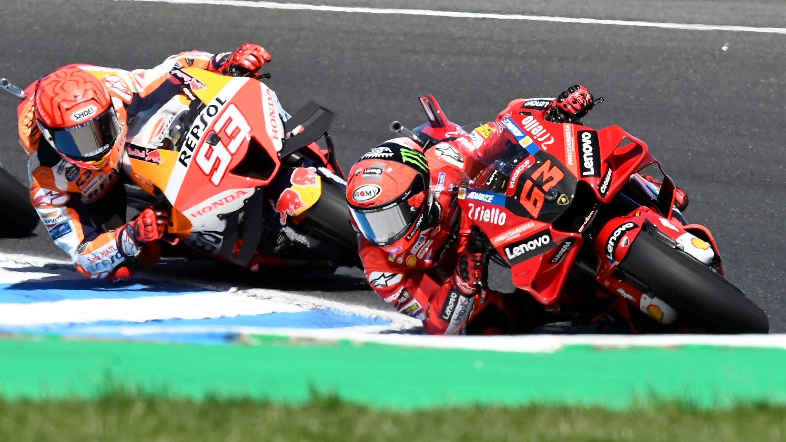 Pecco Bagnaia con Marc Márquez pegado