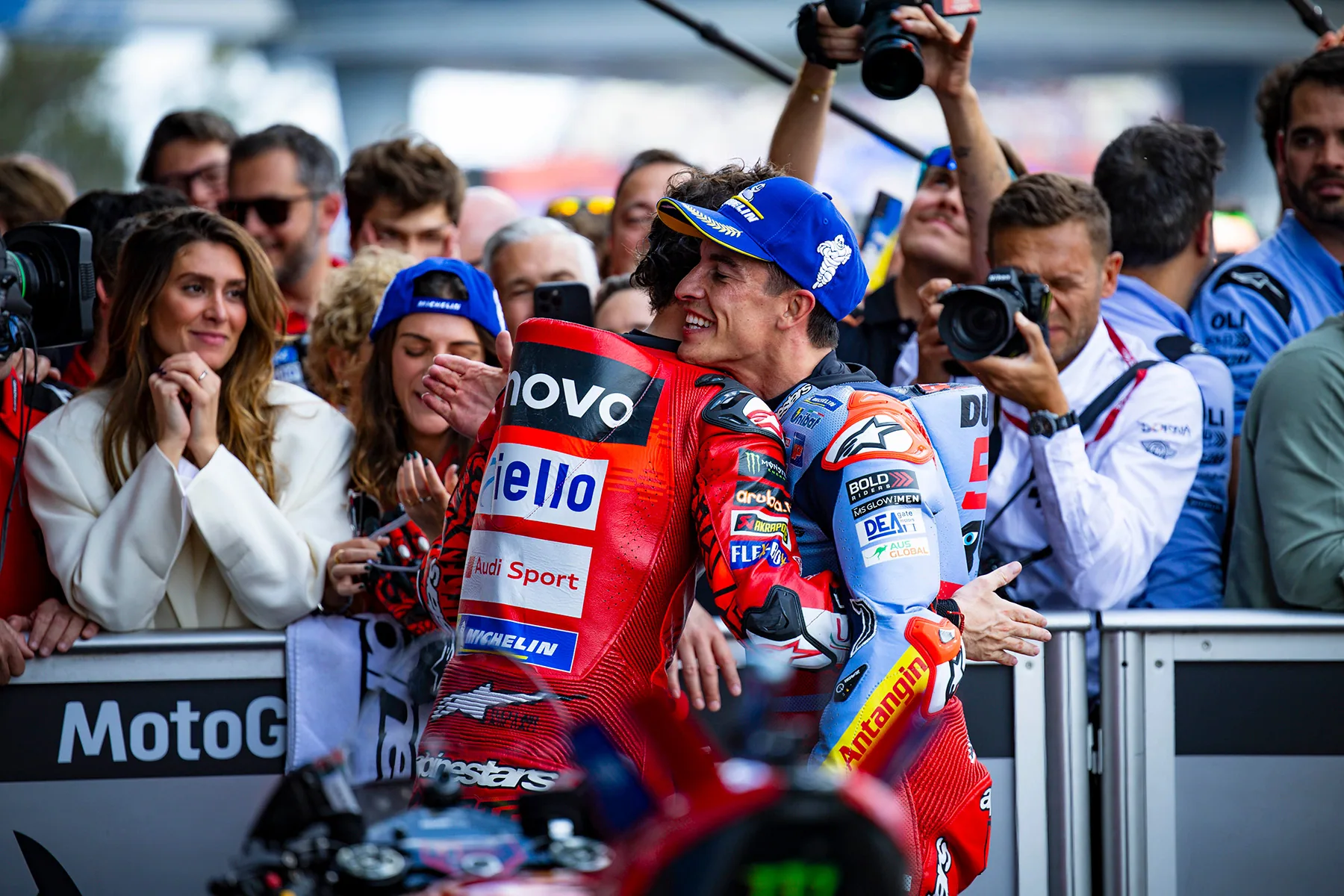 Pecco Bagnaia: «Cuando te bates con Marc Márquez tienes que sacar codos fuera» - Motorbike Magazine