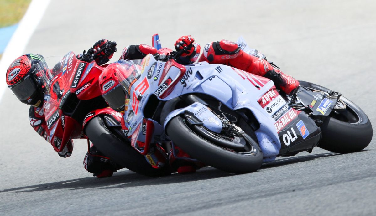 Pecco Bagnaia y Marc Márquez llegan a tocarse luchando por la victoria, MotoGP Jerez 2024