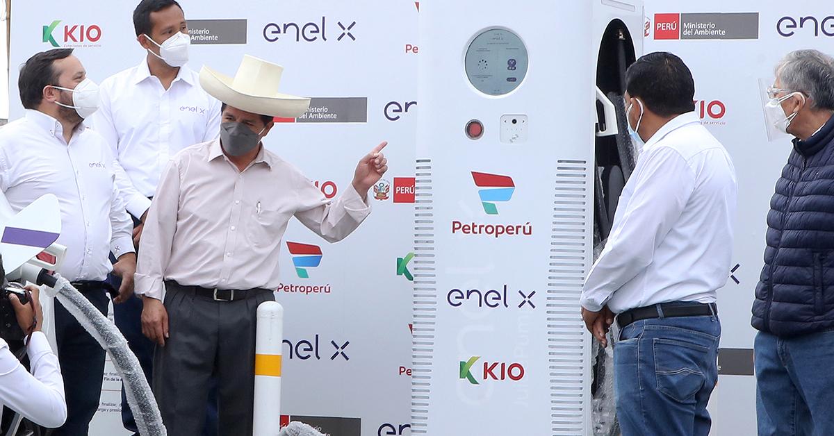 PETROPERÚ y Enel X inauguran primera electrolinera de carga rápida del país  - Rumbo Minero