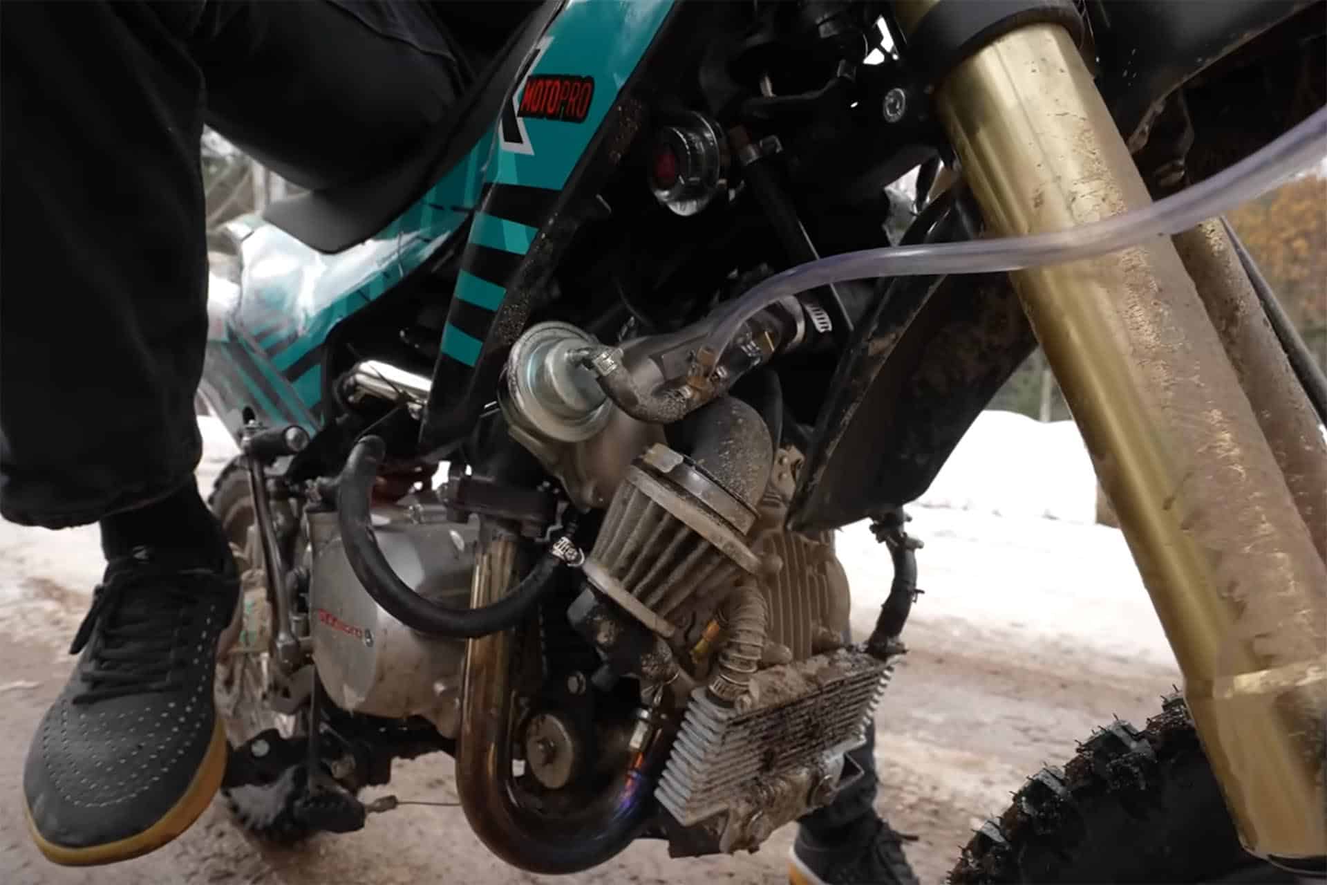 Compraron una moto barata en Temu, imprimieron en casa un turbo en 3D y hemos alucinado