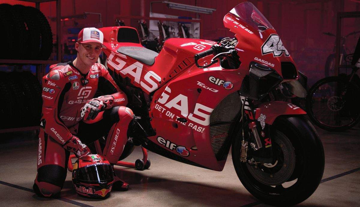 Pol Espargaró junto a la GasGas RC16 del Tech3 que llevará en MotoGP 2023