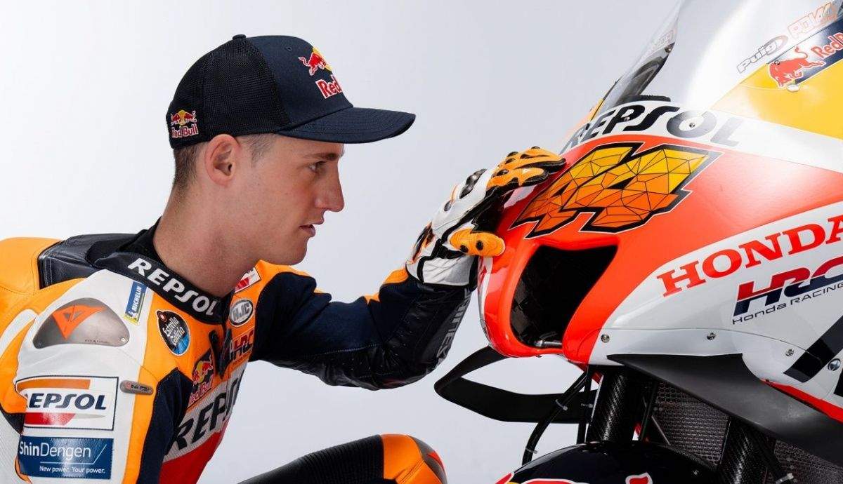 Pol Espargaró junto a la Honda RC213V del Repsol que llevará en MotoGP 2022