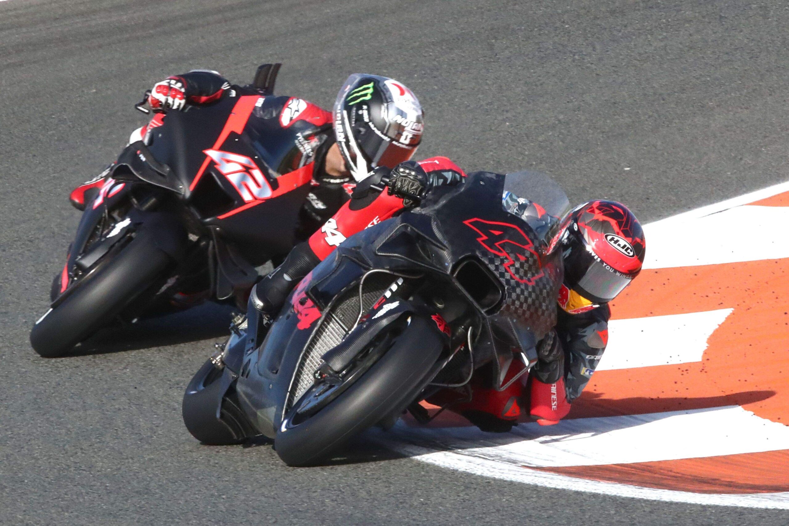 Pol Espargaró y Álex Rins, test Valencia MotoGP 2023