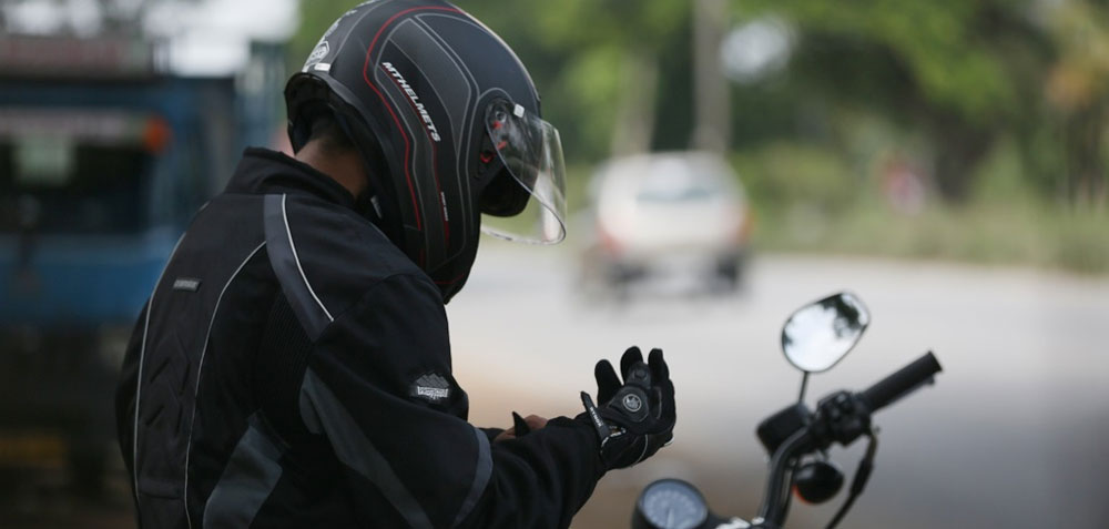 Noticias del Salón Internacional de la Motocicleta: la importancia de una  buena indumentaria para el motociclista - MotoNews