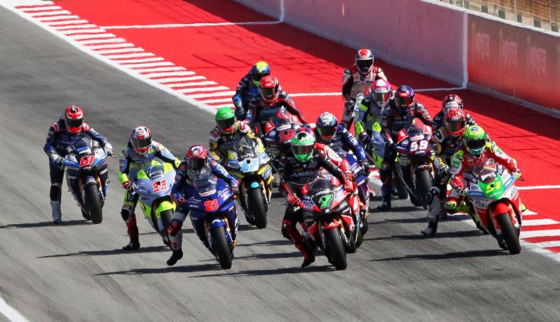salida-de-la-carrera-de-motoe-en-catalunya-2-790x454