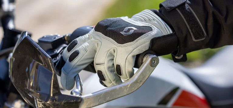 sco-moto-plp-hero-gloves-mobile-767x358-2116780