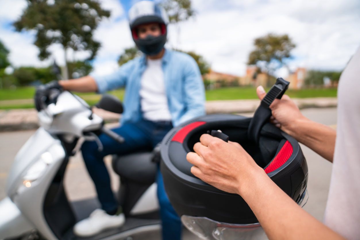 si-un-pasajero-no-lleva-el-casco-en-una-moto