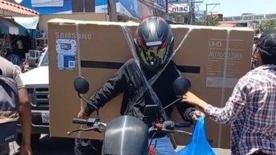 Joven es captado movilizándose en su motocicleta llevando un televisor amarrado en su espalda | Radio Capital