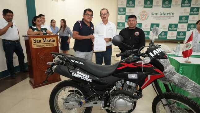 Gobernador regional entrega motocicleta a provincia de Lamas