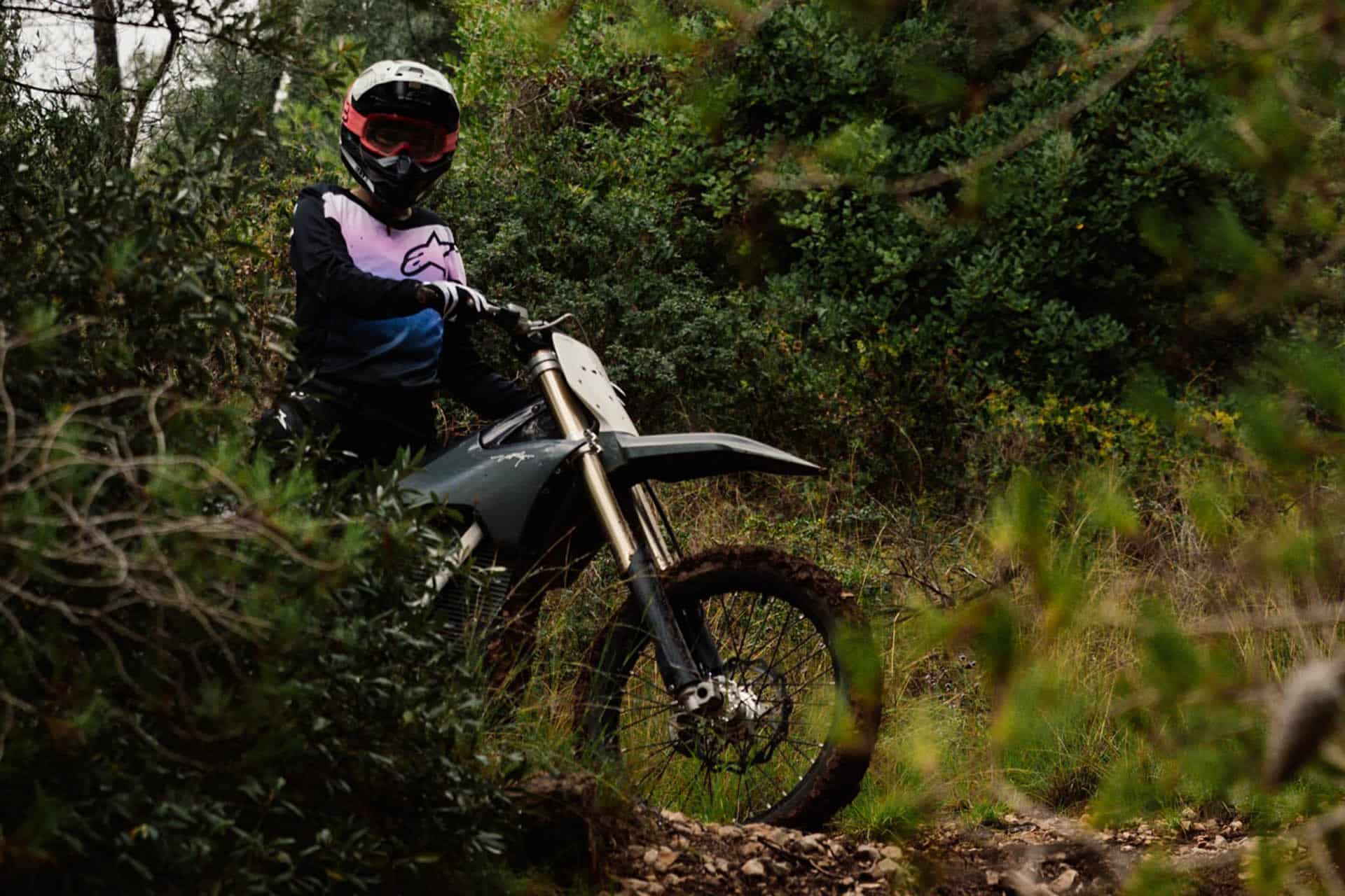 Se busca aligerar la moto, pero no será más barato