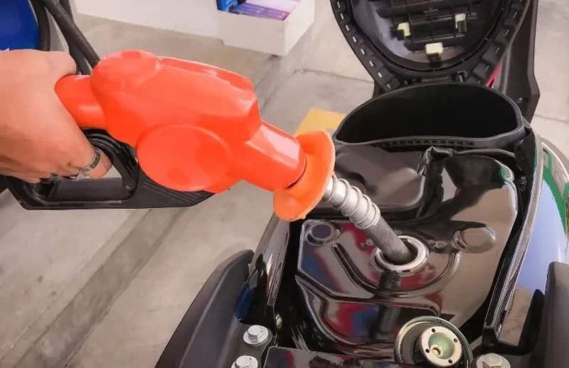 tanquear-moto-gasolina-moto-combustible-moto-e1687840191262
