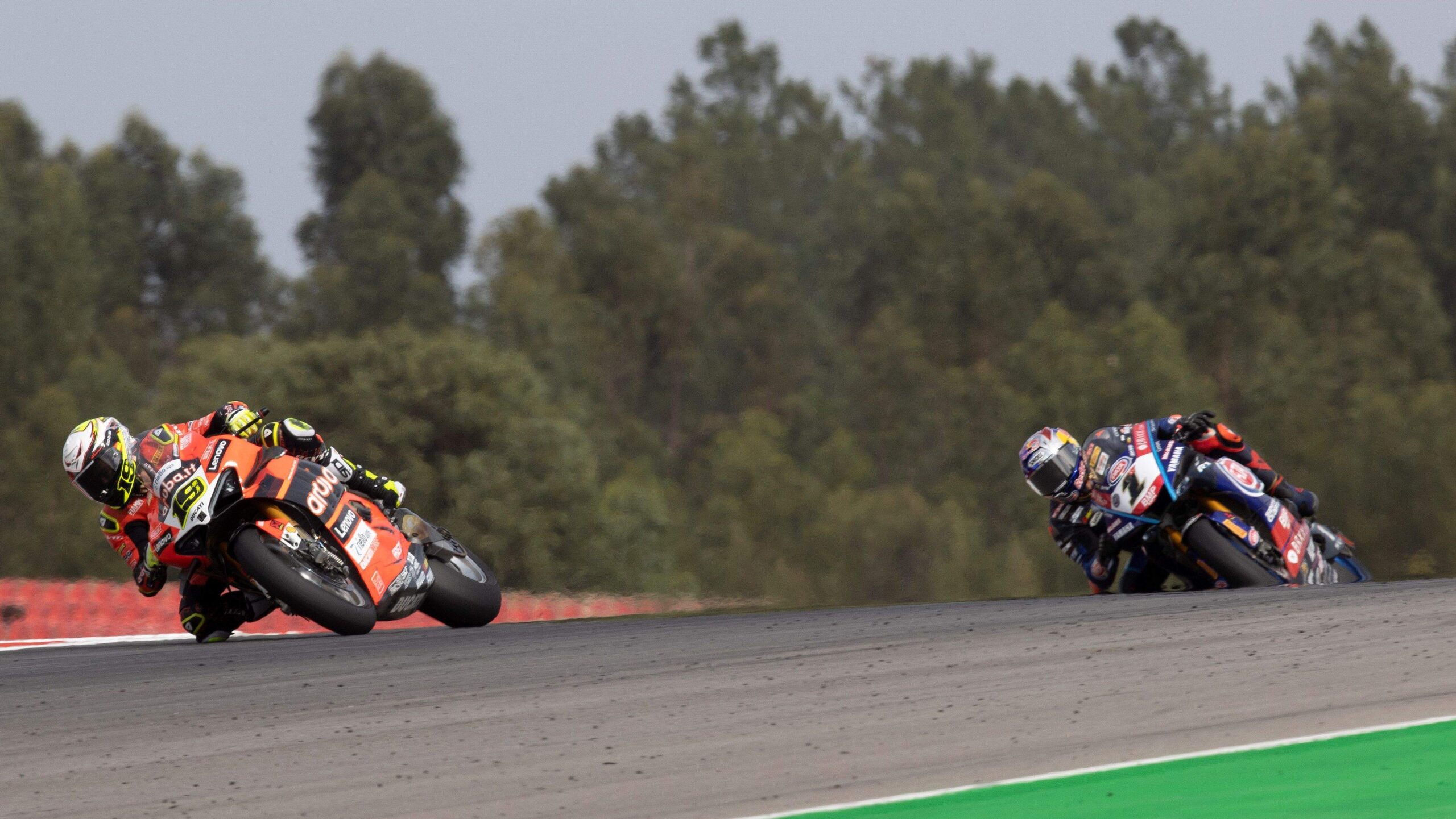 Toprak Razgatlioglu persigue a Álvaro Bautista en Portimao