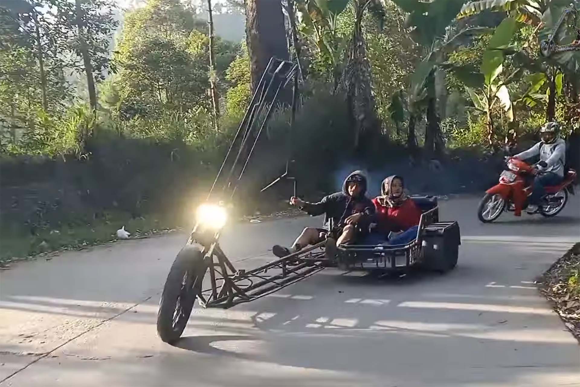 Son tan extremos que para girar hay que soltar uno de los manillares