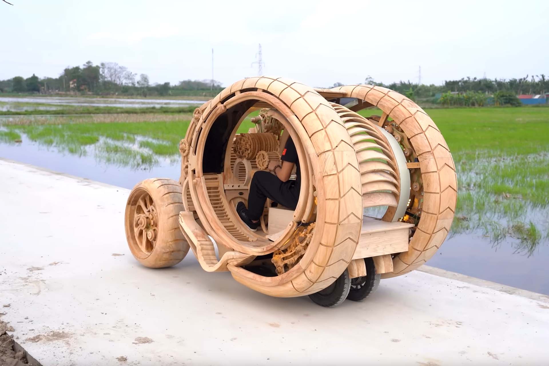 Este trike fue imaginado por una inteligencia artificial, hecho de madera por humanos y funciona