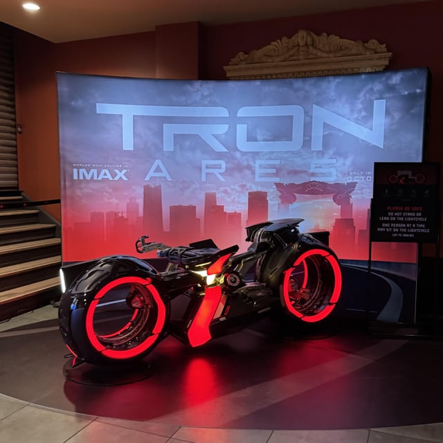 La moto de luz de Tron en exhibición en Empire 25 : r/AMCsAList