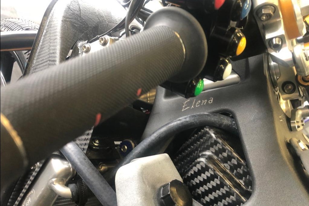 Una de las nuevas Ducati MotoE con el nombre 'Elena' grabado en su chasis
