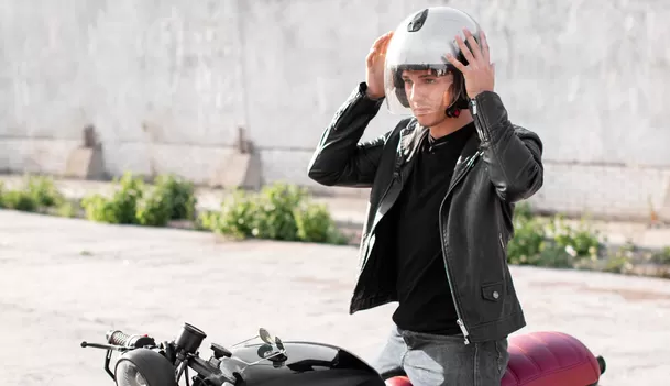 Casco de moto: Cuál es la forma correcta de usarlo