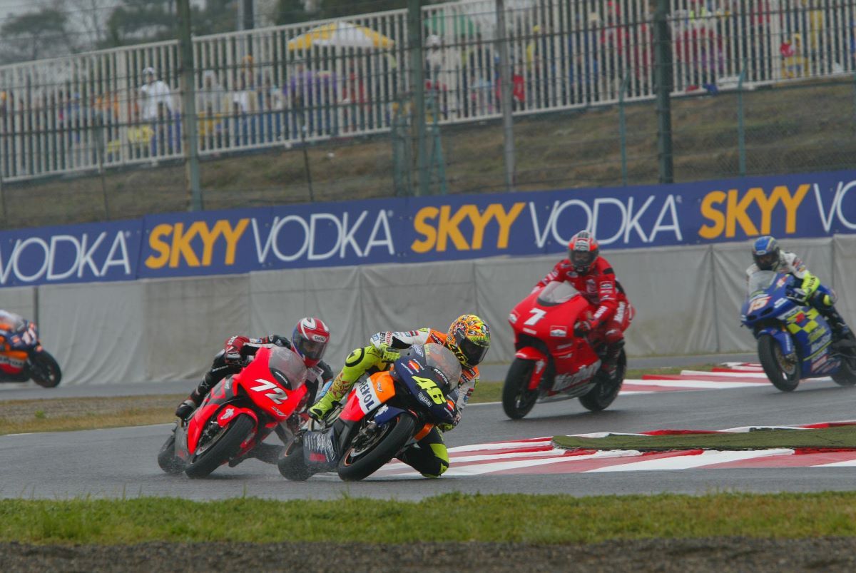 Valentino Rossi liderando en Japón 2002. Fuente: Gold & Goose